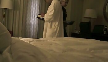 Gata africana esbelta bêbada andando de calcinha vermelha cruzou foda com um convidado especial vídeo pornô com morena bem gostosa