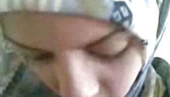 Dois gordinhos brincam um com vídeo pornô bem safado o outro