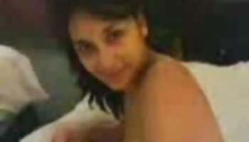 Esposa Nicolette Noir descansa no colo de vídeo pornô bem safado Cucks enquanto a BBC faz os dois furos