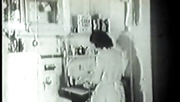 Bargirl tailandesa magrinha sendo fodida com vídeo pornô com mulher bem novinha força no sofá