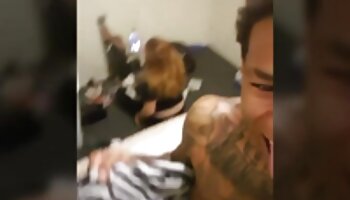 Esposa vídeo pornô de mulher bem gostosa sacanagem Nicole Black tem a bunda esticada enquanto o corno olha para ela