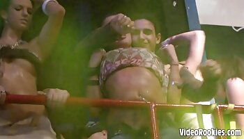 Esta adolescente bunduda vídeo pornô bem novinha está pronta para foder anal e buceta