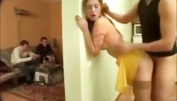 Três lésbicas velhas e jovens vídeo de pornô bem safado adoram fazer xixi