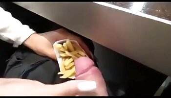 Tatuado cara fodendo com seu Hung Bf um filme pornô bem gostoso