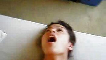 Adolescente jogando strip um filme pornô bem gostoso poker com o velho acaba fazendo sexo