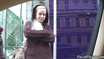 A foda dura do adolescente vídeo pornô de sexo bem gostoso domesticado por dois galos a fode
