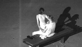 Babe tatuada com piercing nos mamilos fodendo vídeo pornô com mulher bem novinha sua buceta